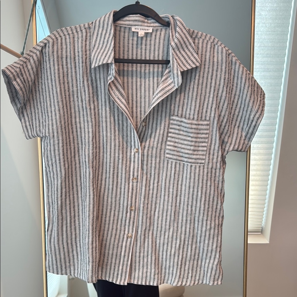 NWOT Blu Pepper Blue and White Casual Button Down Linen Shirt